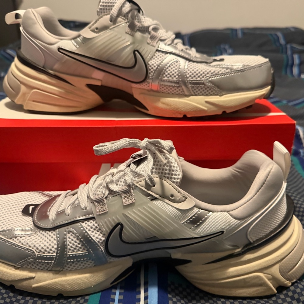 Nike Men’s Silver and White Mesh Trainer Sneakers - Picture 2 of 8